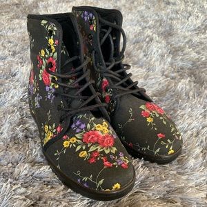 Women’s Mudd brand size 8 boots